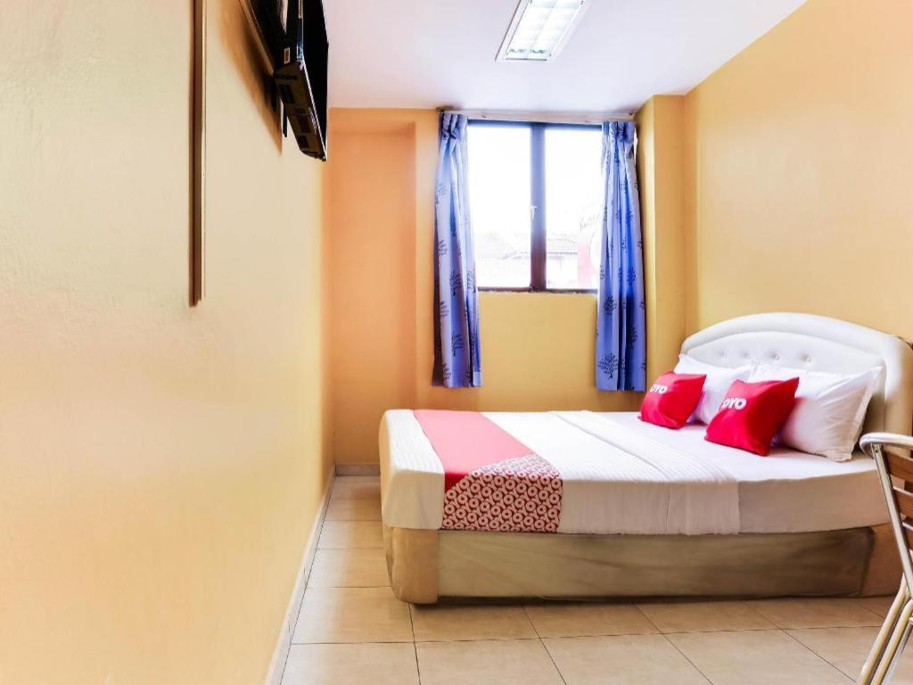 Oyo 89406 Lucky Budget Hotel Nilai Exterior photo